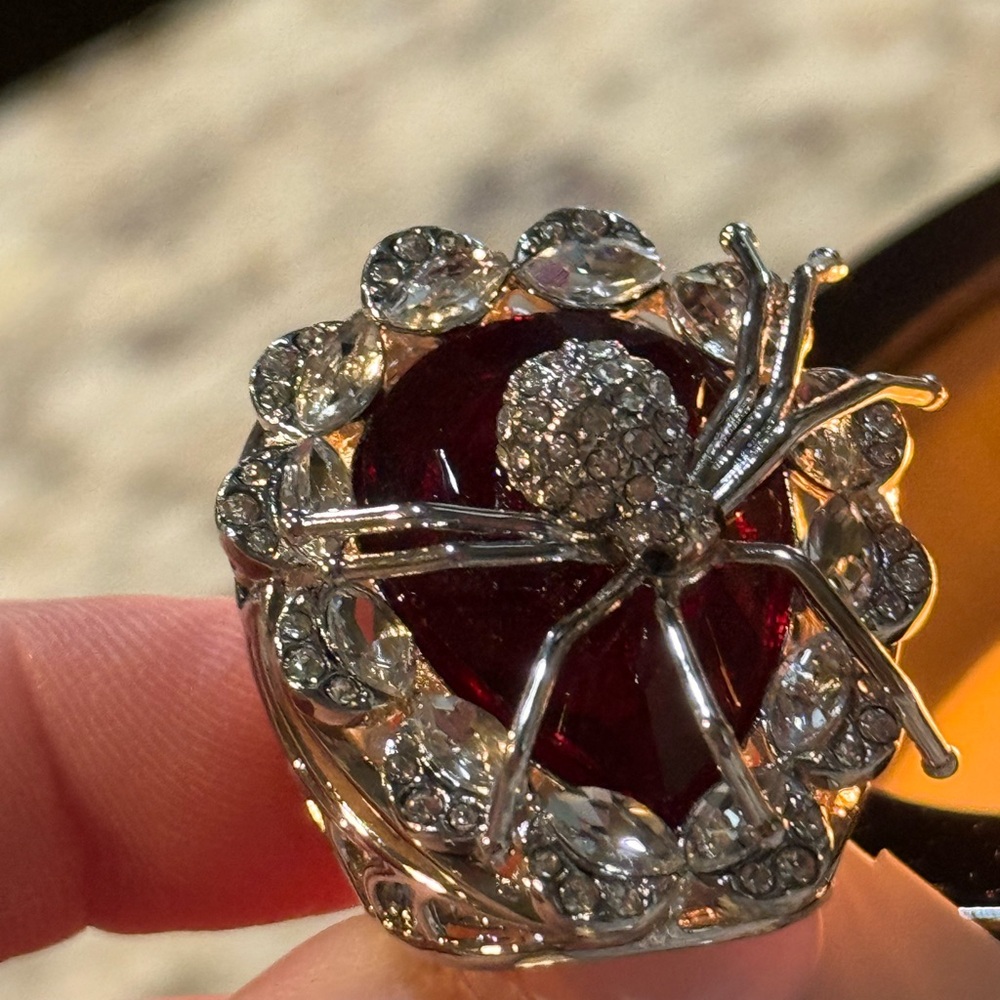 NEW BETSEY JOHNSON Spider & Spiderweb Red Glass Cocktail Stretch Ring, Size 7.5